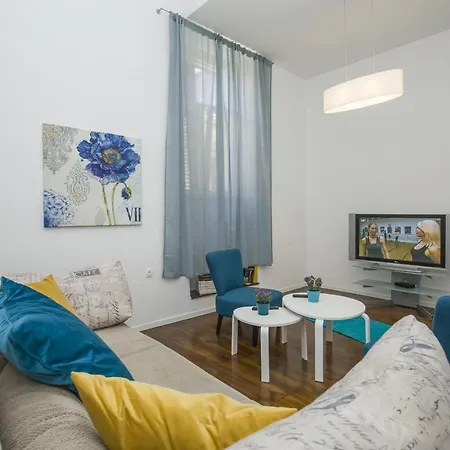 Apartment With Garden And Free Parking Pula Exterior photo