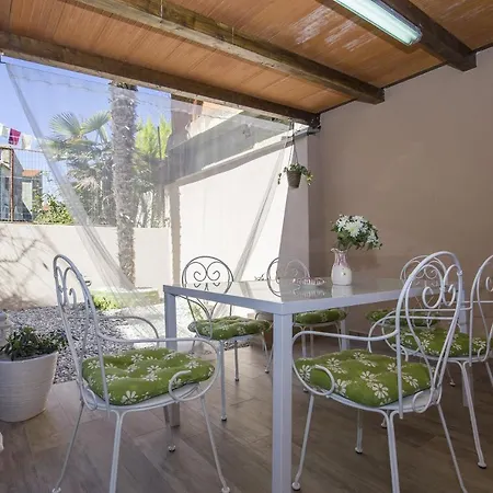 Apartment With Garden And Free Parking Pula Exterior photo