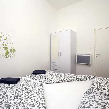 Apartment With Garden And Free Parking Pula Exterior photo