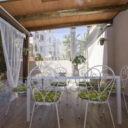 Apartment With Garden And Free Parking Pula Exterior photo